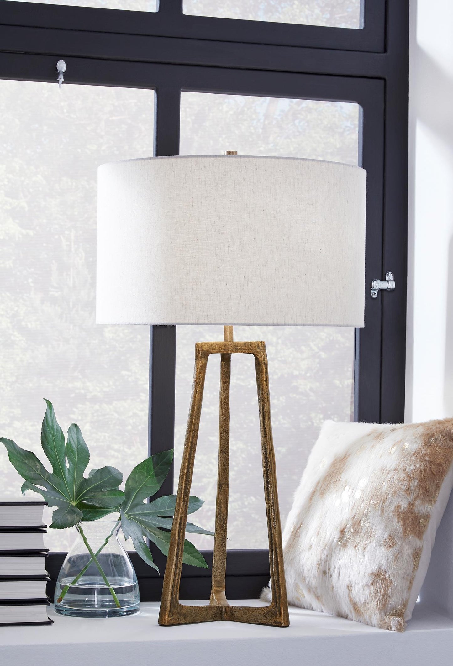 Wynlett Table Lamp