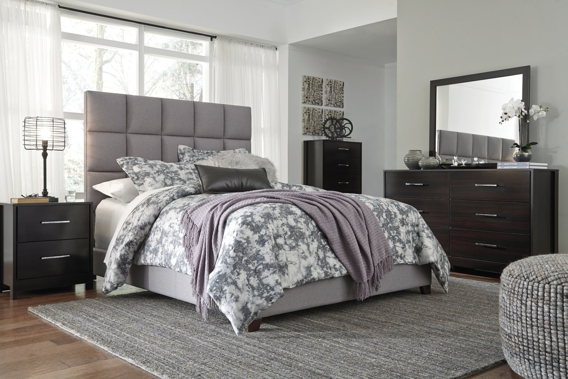 QUEEN UPHOLSTERED BED