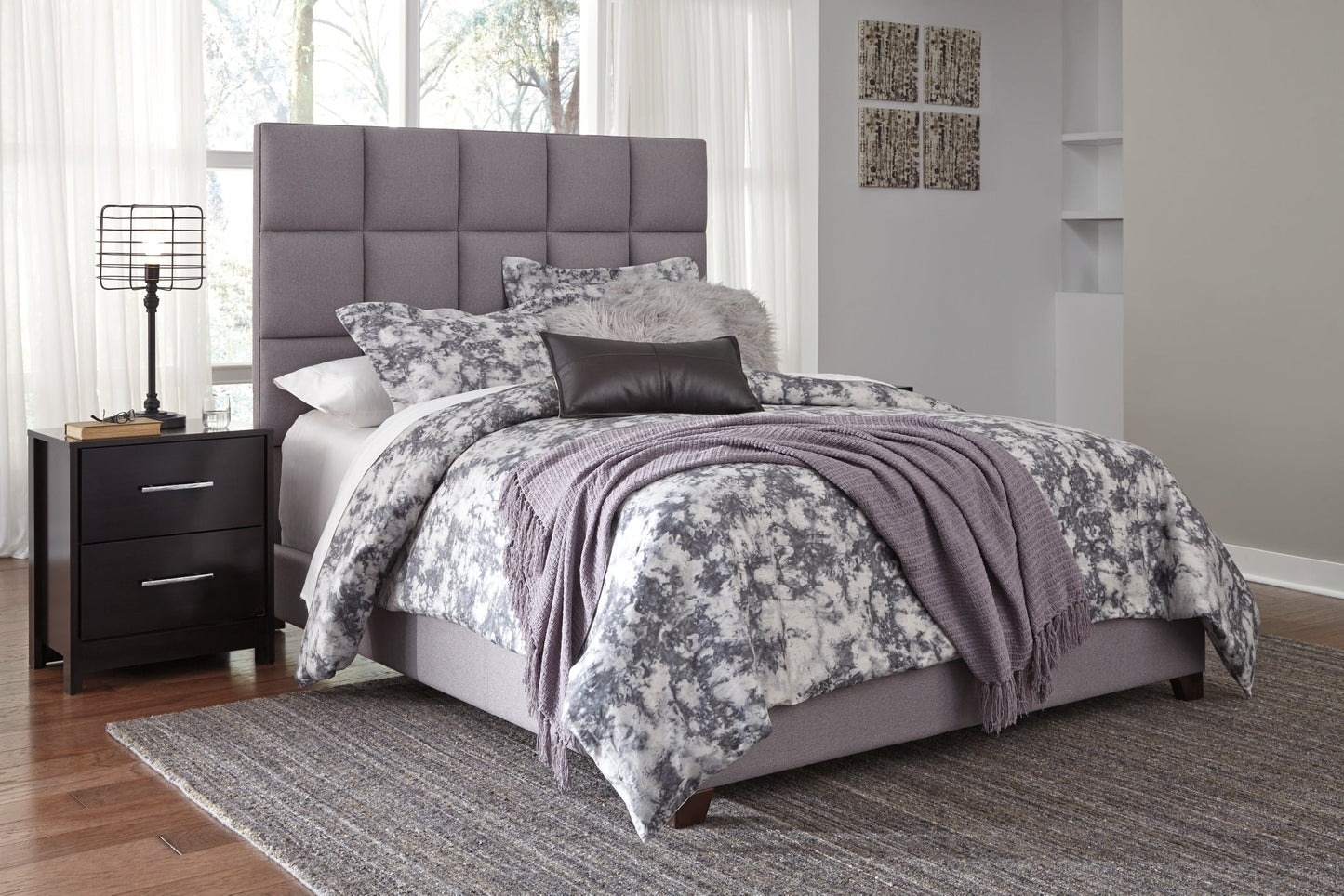 QUEEN UPHOLSTERED BED