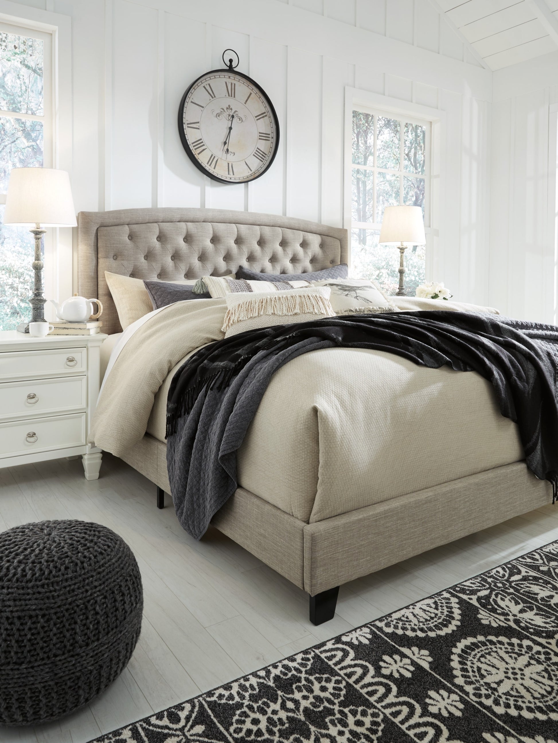 Jerary Queen Upholstered Bed