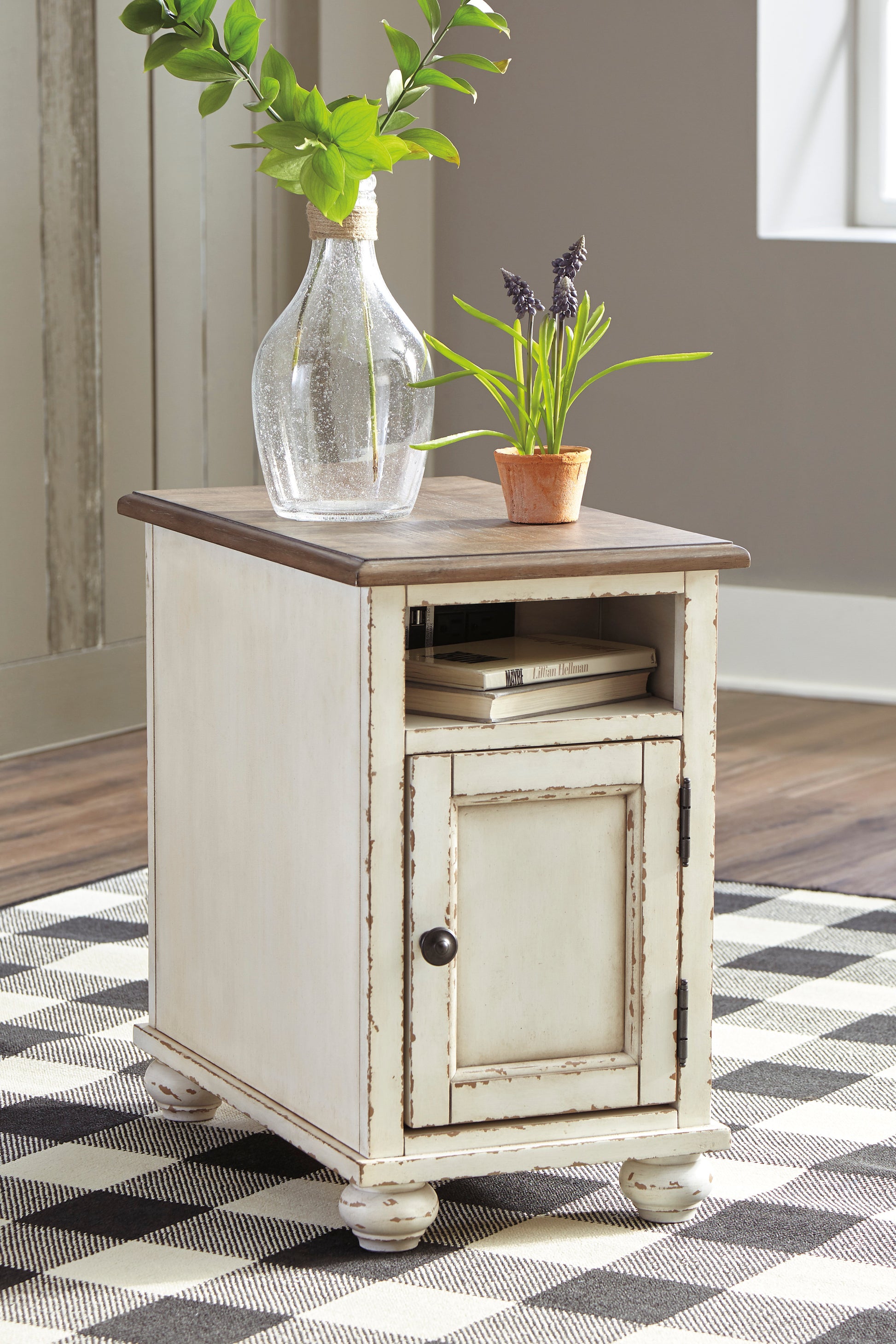 Realyn Chairside End Table with Cubby