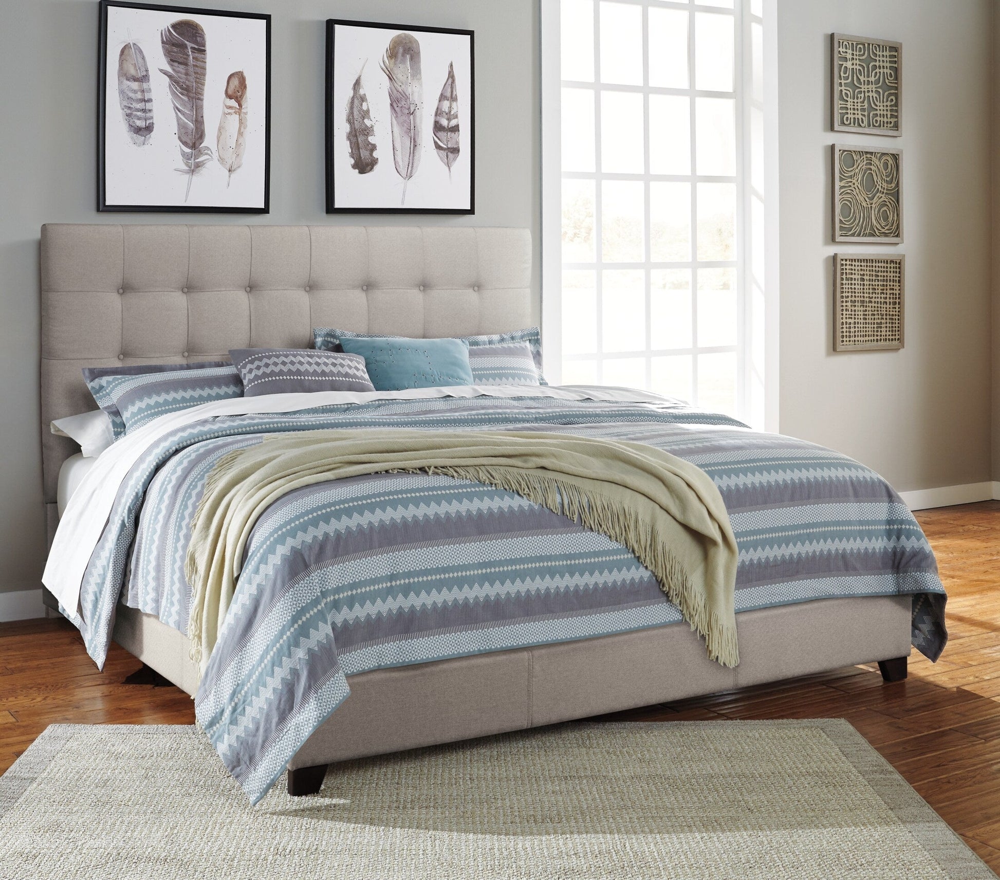 Dolante Queen Upholstered Bed