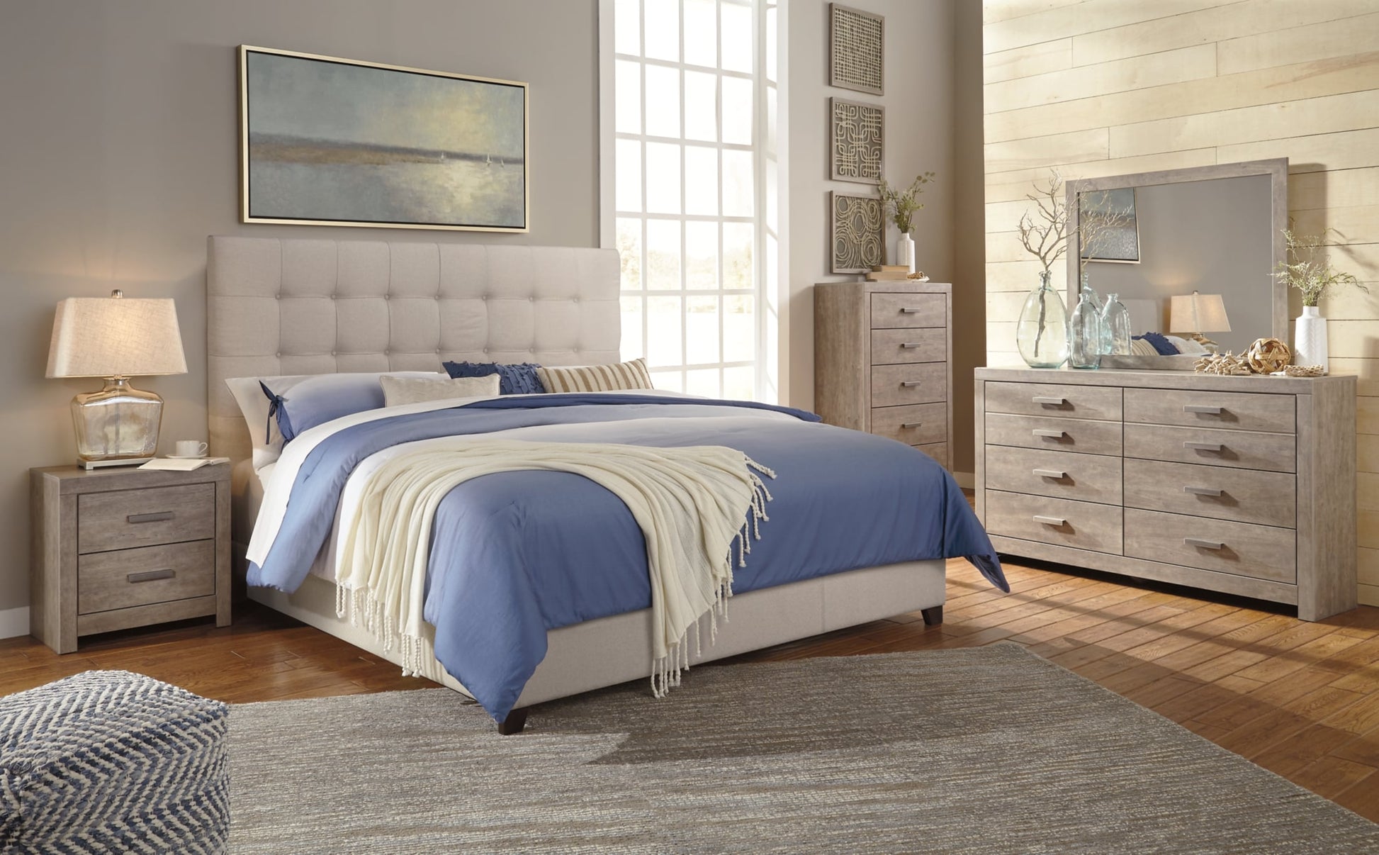 Dolante Queen Upholstered Bed